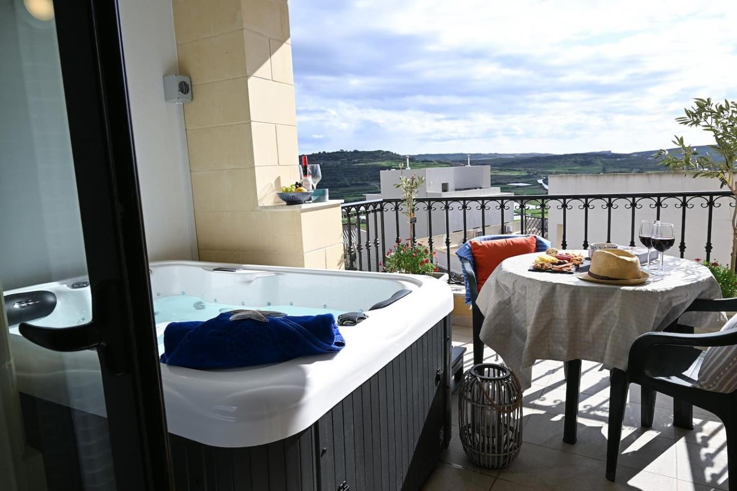 Fl 3 Ta'Lonza Luxury With Hot Tub By Homely Mellieħa Kültér fotó