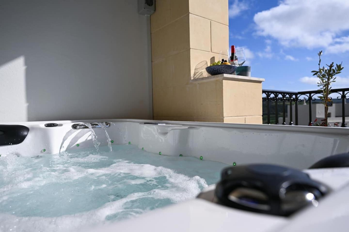 Fl 3 Ta'Lonza Luxury With Hot Tub By Homely Mellieħa Kültér fotó