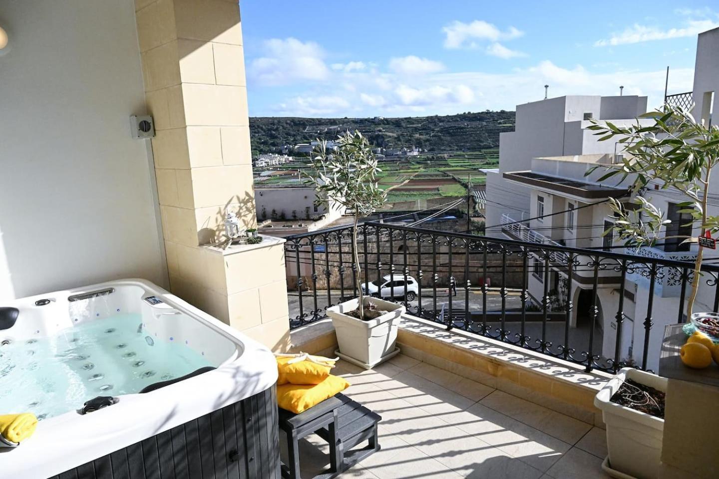 Fl 3 Ta'Lonza Luxury With Hot Tub By Homely Mellieħa Kültér fotó
