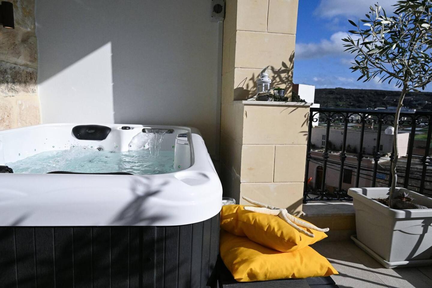 Fl 3 Ta'Lonza Luxury With Hot Tub By Homely Mellieħa Kültér fotó