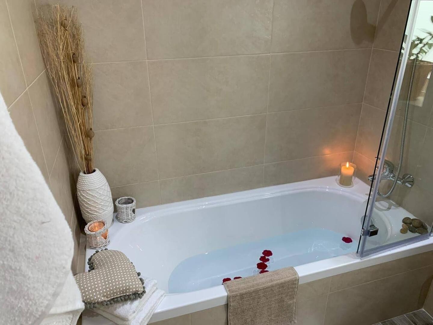 Fl 3 Ta'Lonza Luxury With Hot Tub By Homely Mellieħa Kültér fotó