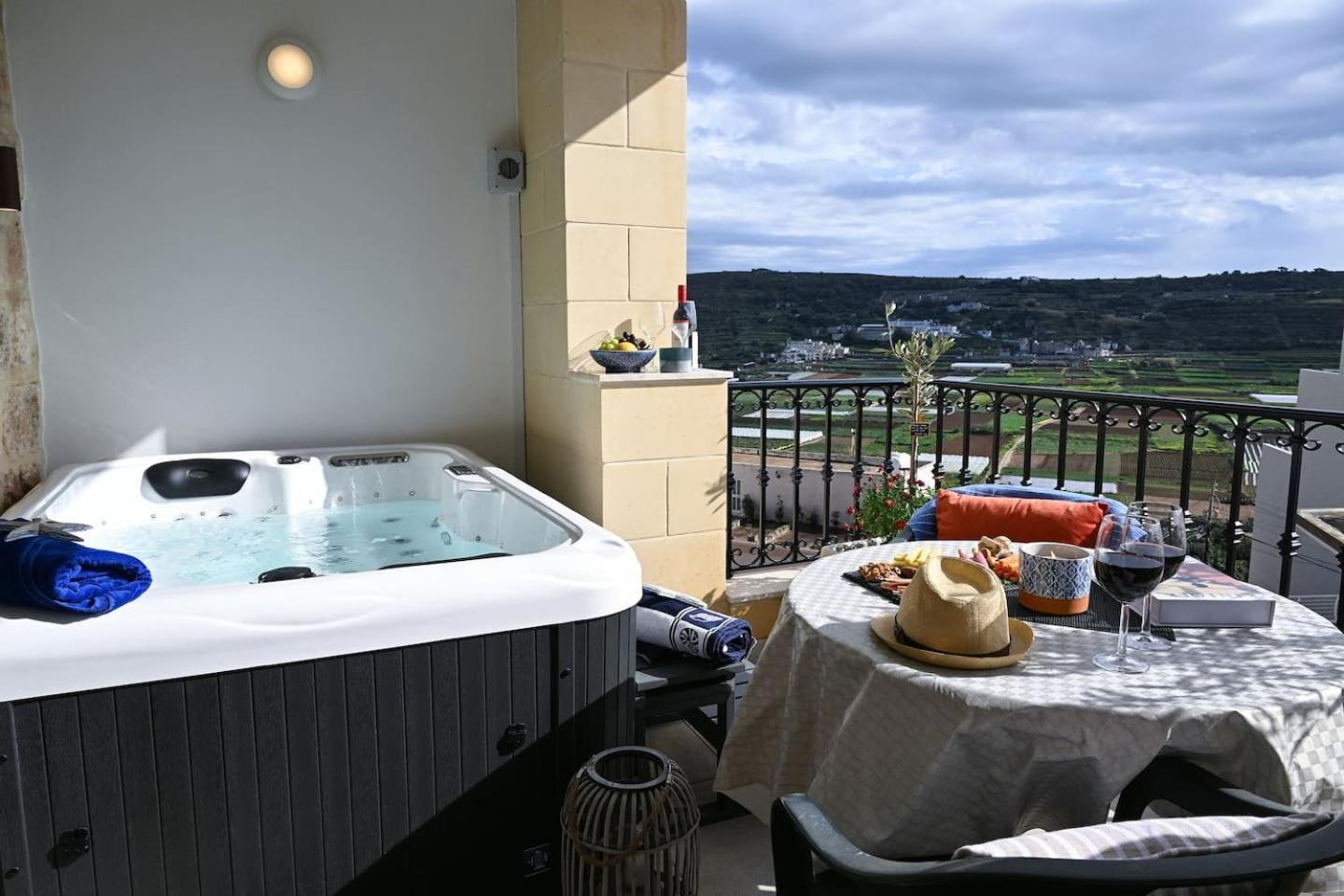 Fl 3 Ta'Lonza Luxury With Hot Tub By Homely Mellieħa Kültér fotó