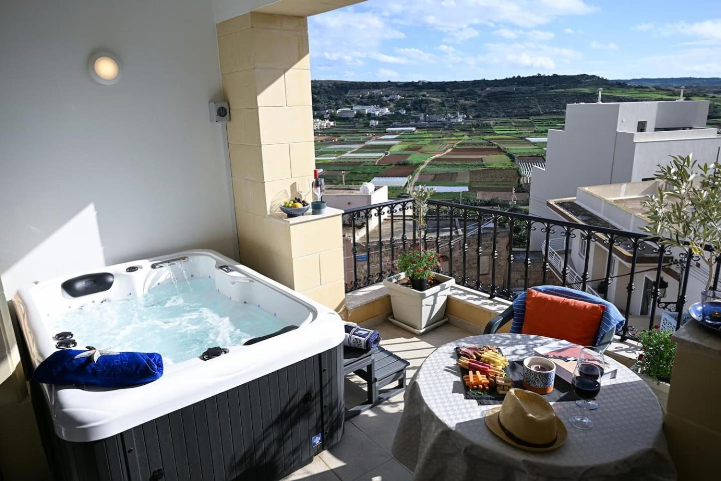 Fl 3 Ta'Lonza Luxury With Hot Tub By Homely Mellieħa Kültér fotó