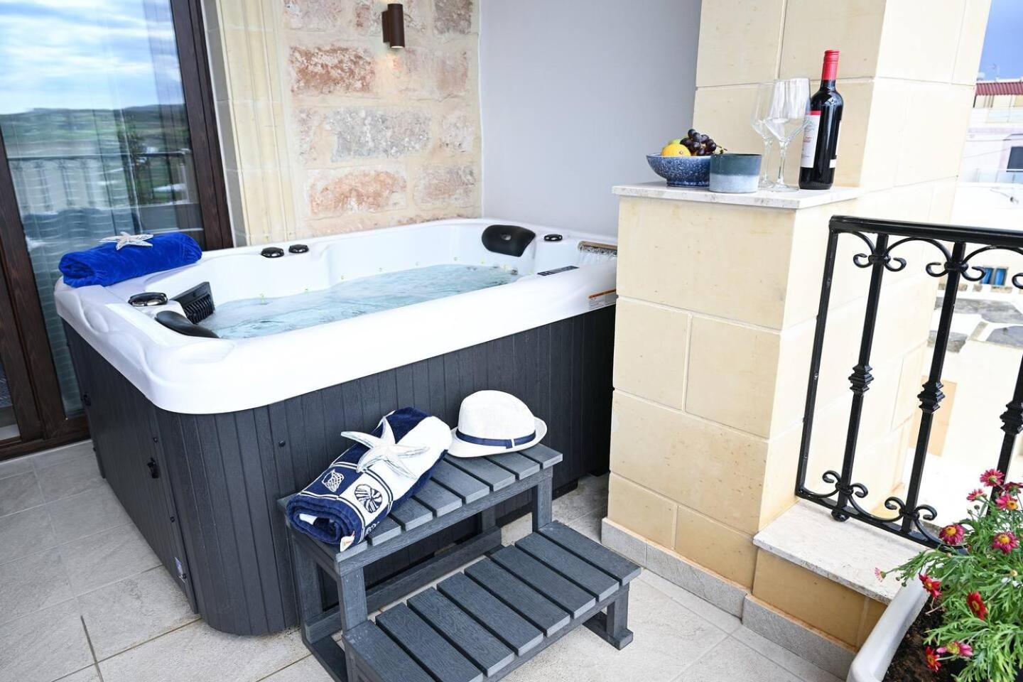 Fl 3 Ta'Lonza Luxury With Hot Tub By Homely Mellieħa Kültér fotó
