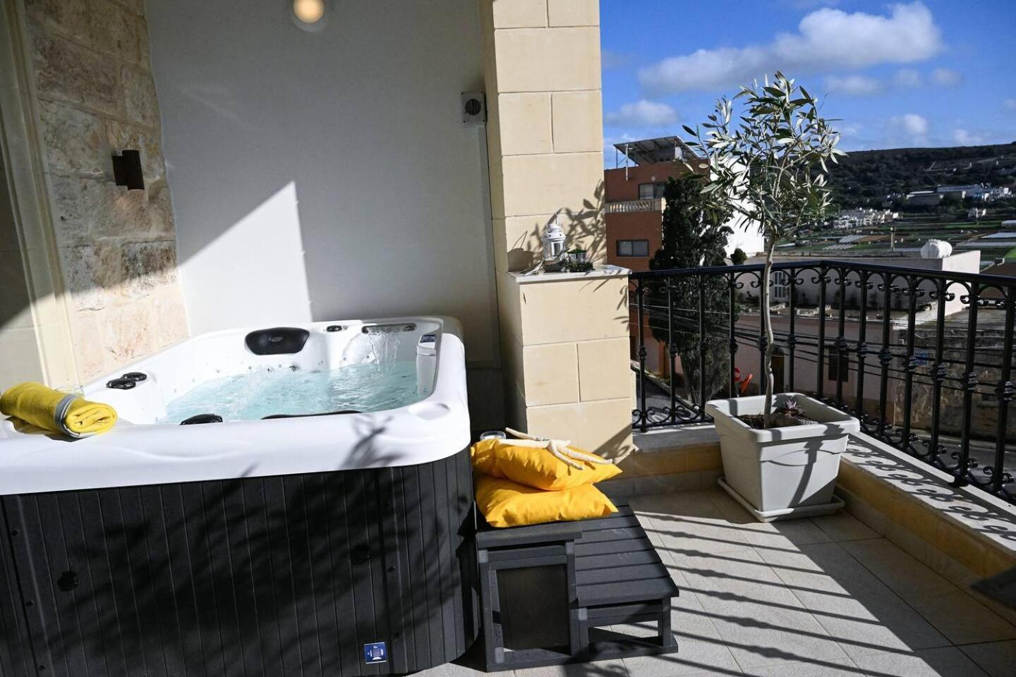 Fl 3 Ta'Lonza Luxury With Hot Tub By Homely Mellieħa Kültér fotó