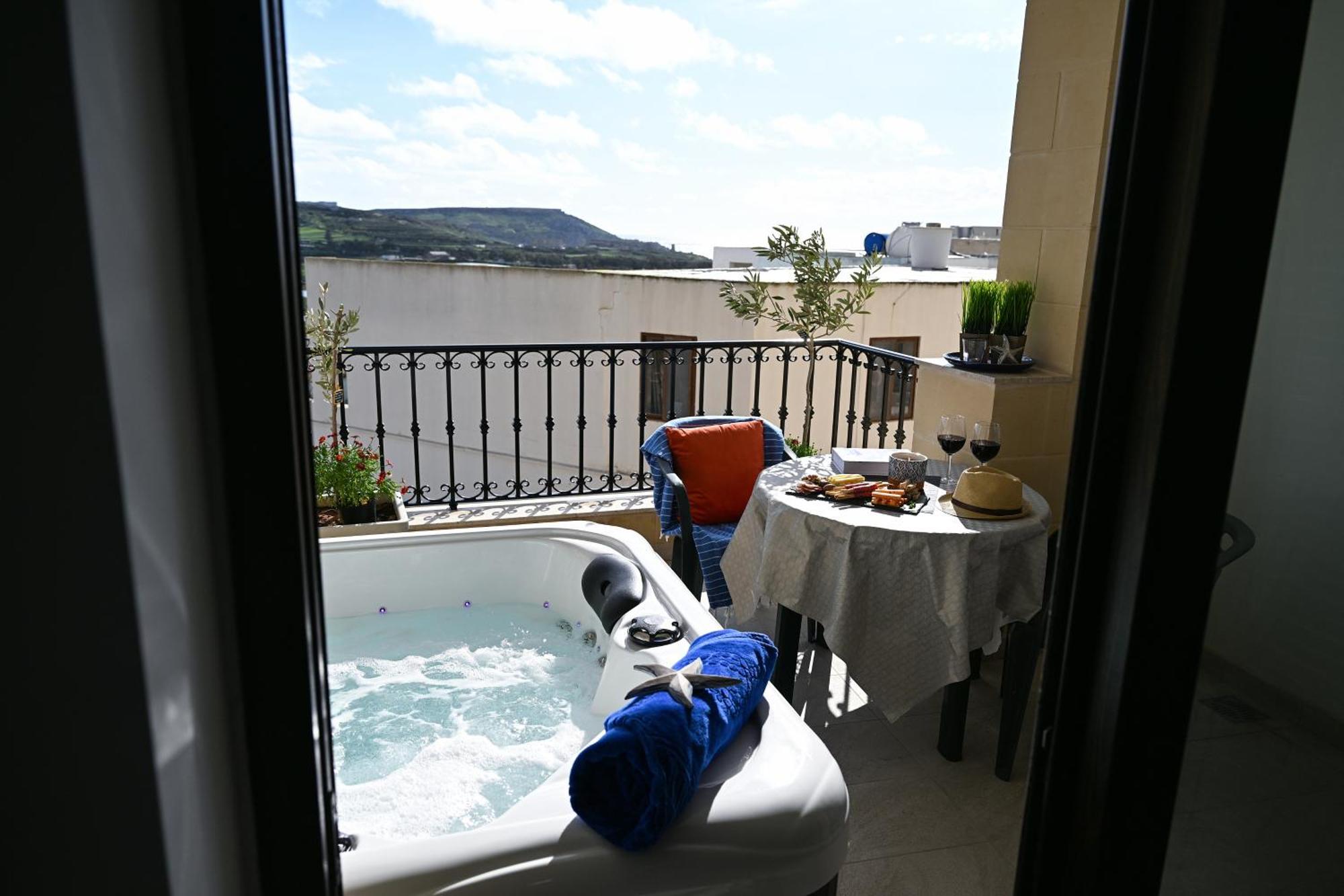 Fl 3 Ta'Lonza Luxury With Hot Tub By Homely Mellieħa Kültér fotó