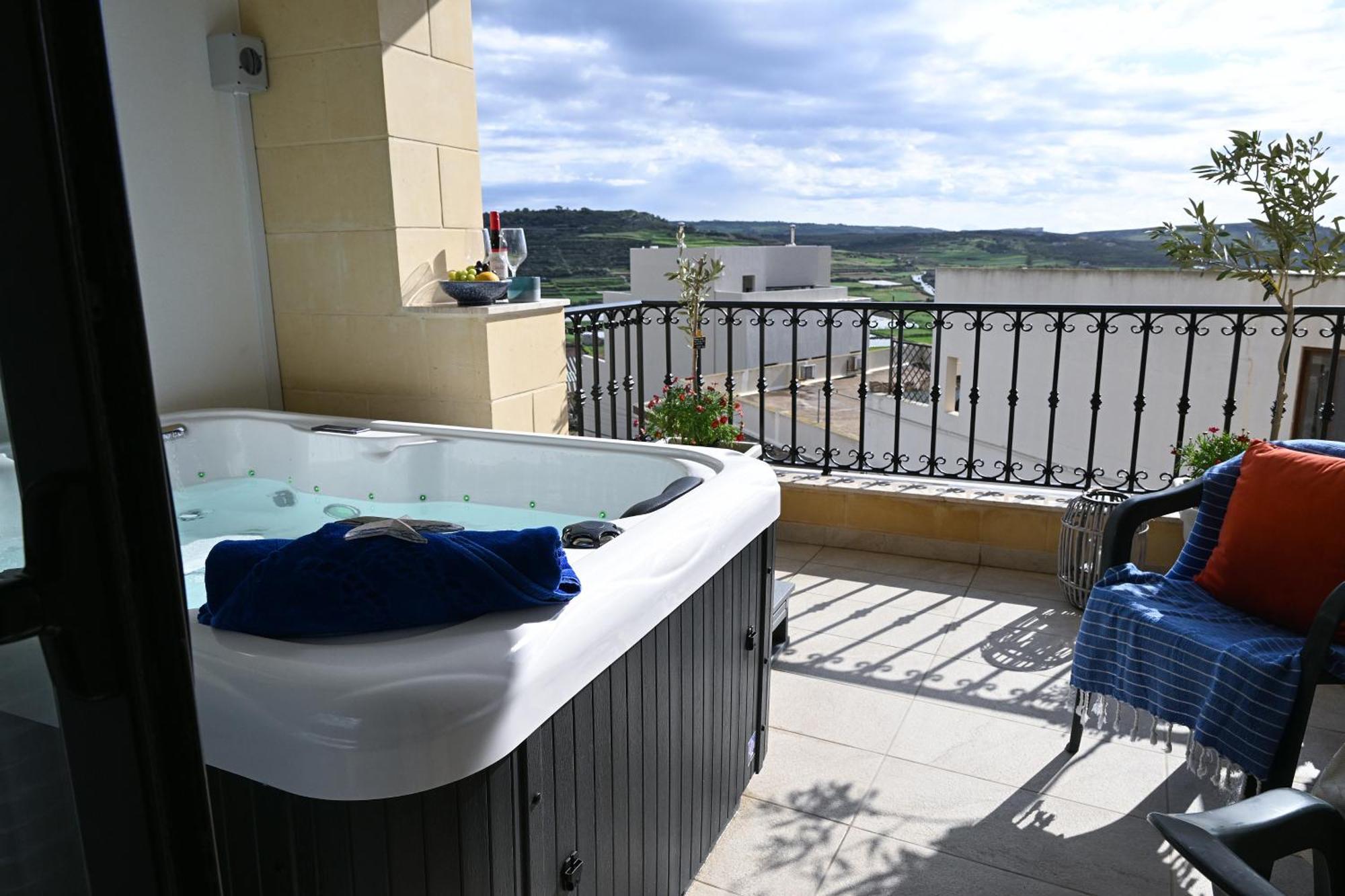 Fl 3 Ta'Lonza Luxury With Hot Tub By Homely Mellieħa Kültér fotó